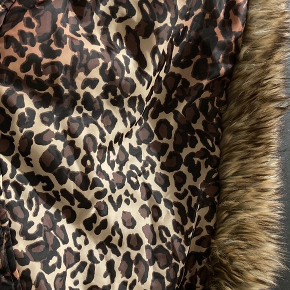 Women's Winter Puffer Vest with Detachable Hood - Picture 6 of 10